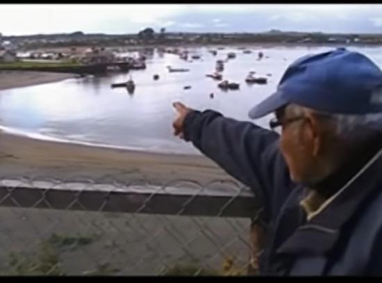 Amado Ulloa señalando los lugares donde desaparecieron casas y calles de Carelmapu producto del maremoto.