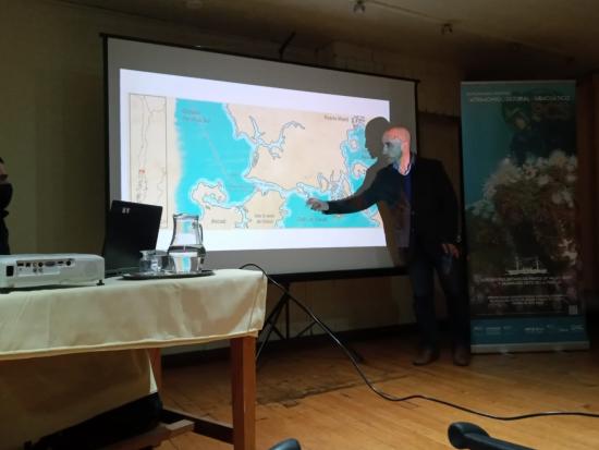 Arqueólogo Diego Carabias A., exponiendo los resultados de la investigación «Prospecciones arqueológicas y geofísicas marinas en aguas del golfo de Ancud y canal de Chacao»
