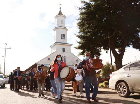 Pasacalle alrededor de la iglesia de Rilán.