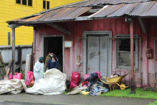 Limpieza de basura y escombros de la antigua Estación de Trenes de Ancud 