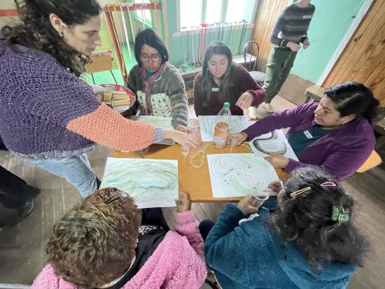 Taller Mujeres Tejiendo Historias, sede comunitaria de Peldehue.
