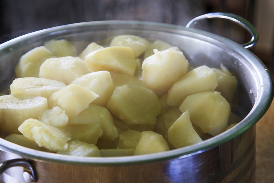 Olla de papas hervidas