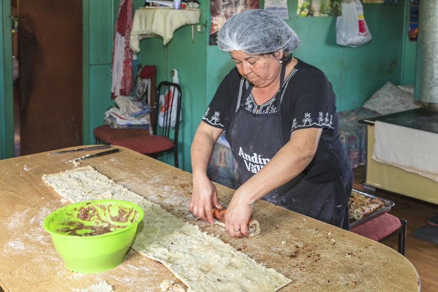Enrollado de una porción de chochoca rellena con llides