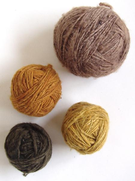 Mirta Barría. Ovillos de lana teñida