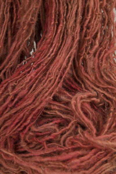 Madeja de lana teñida