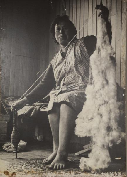Mujer hilando lana