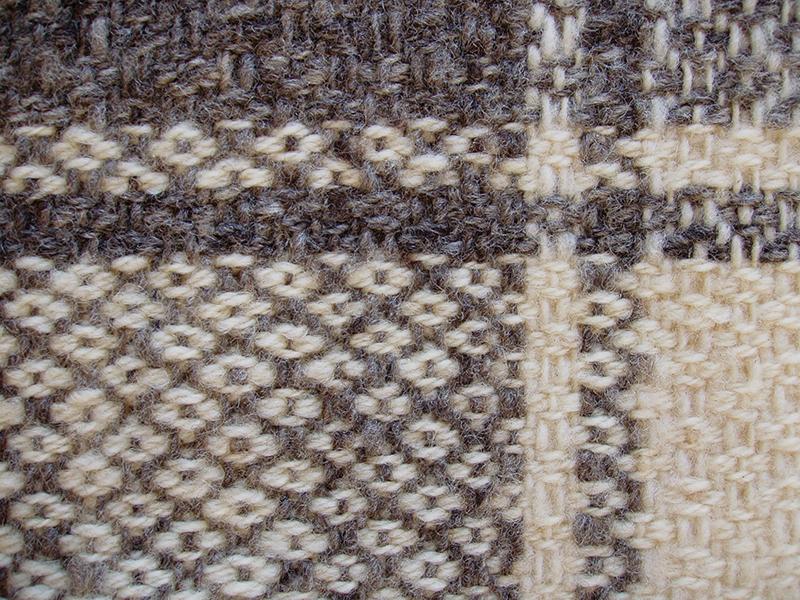 Desilia Rain. Chal de tejido tres cañas y punto ojo (detalle)