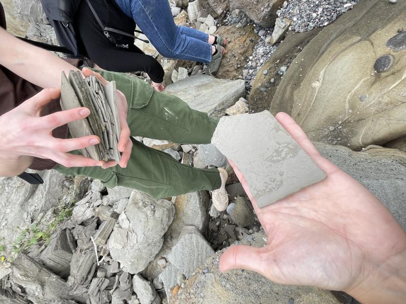 Láminas de tierra arcillosa encontradas en la costa