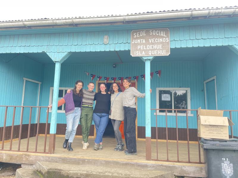 Equipo en residencia en Quehui: Catalina Correa, Susannah Bolton, AJ Stockwell, Constanza Pérez, Francisca Vidal.