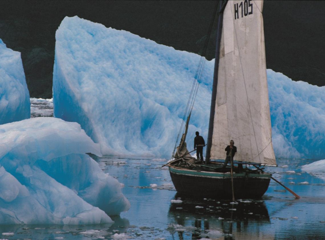 Regata de lanchas chilotas a vela en laguna San Rafael, Región de Aysén. Fotografía Claudio Pino Ocampo