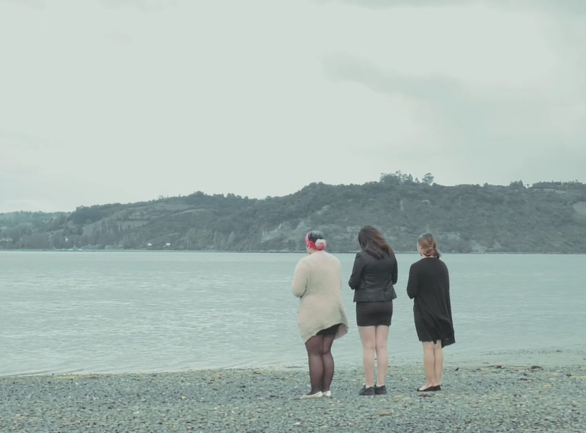 Estudiantes del Liceo San José interpretando a las viudas que perdieron a sus parejas en el mar Estudiantes del Liceo San José interpretando a las viudas que perdieron a sus parejas en el mar