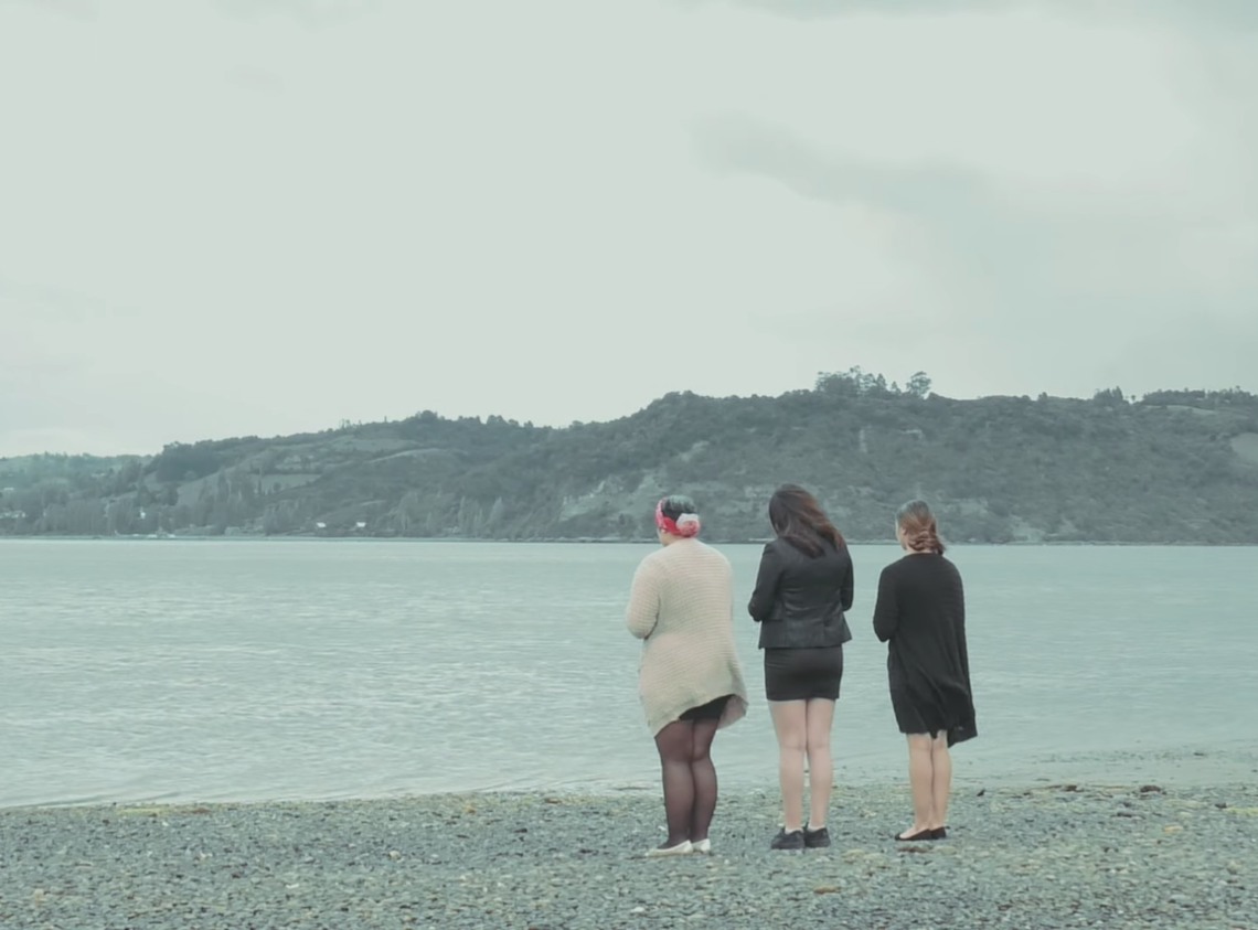 Estudiantes del Liceo San José interpretando a las viudas que perdieron a sus parejas en el mar