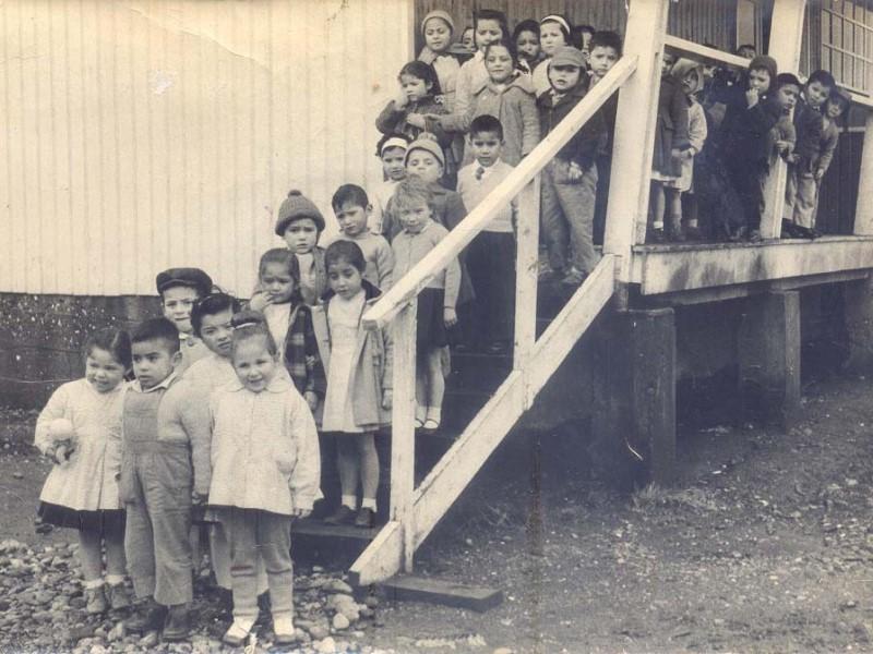 Fotografía de las niñas y los niños del jardín, ubicado en la población Inés de Bazán. Fuente: Memorias del Siglo XX