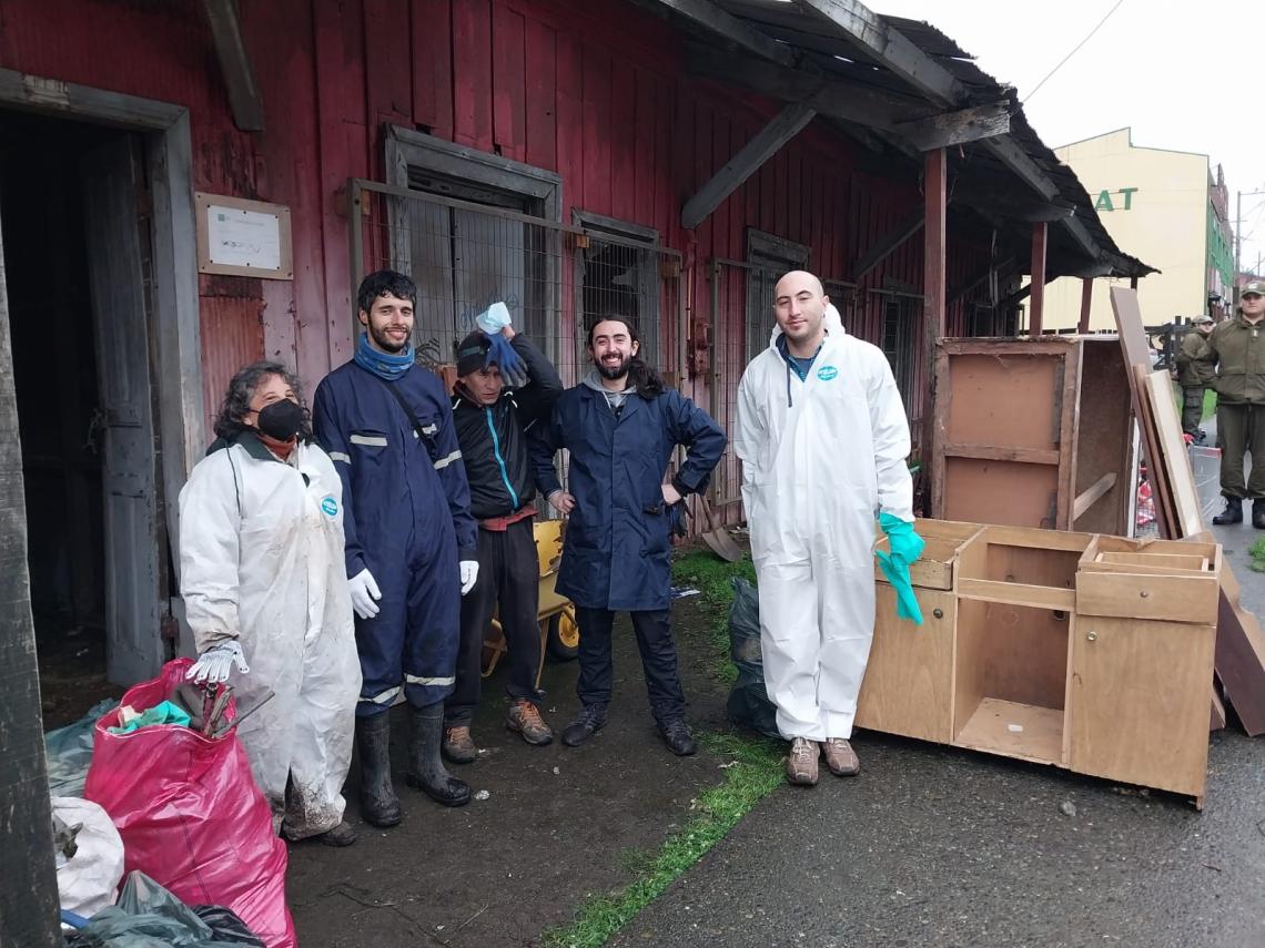 Funcionarios del Museo Regional junto a voluntarios que acudieron a la limpieza