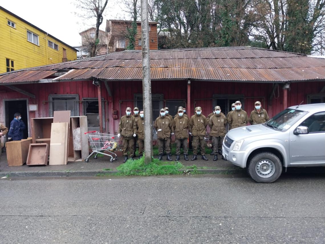 Estudiantes de la Escuela de Formación de Carabineros de Ancud que participaron de la limpieza