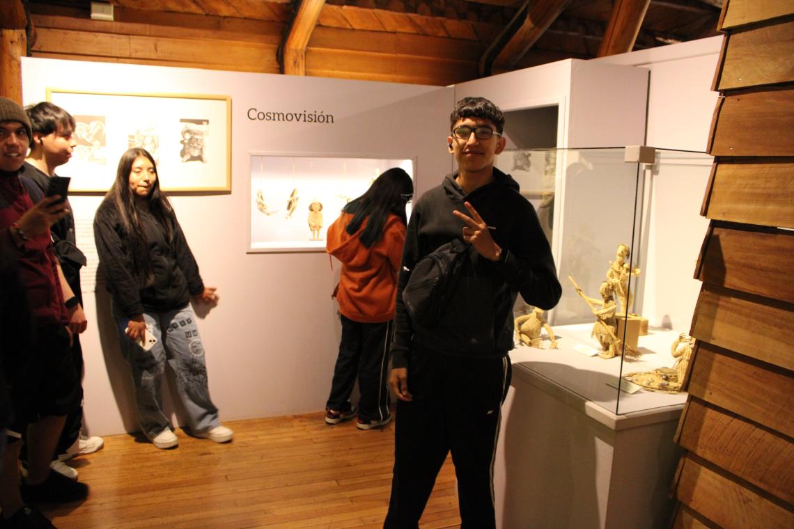 Estudiantes del Liceo Industrial de Los Angéles visitando la Muestra Permanente