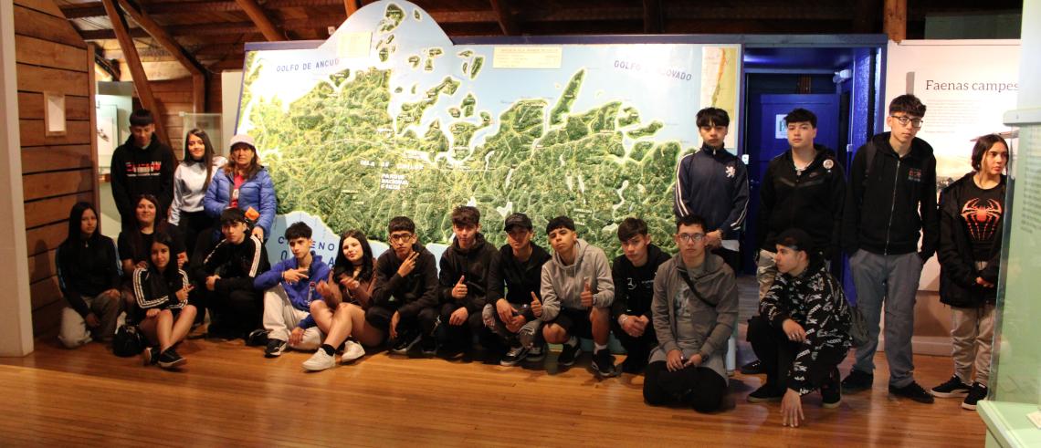 Estudiantes del Liceo Industrial de Los Angéles visitando la Muestra Permanente