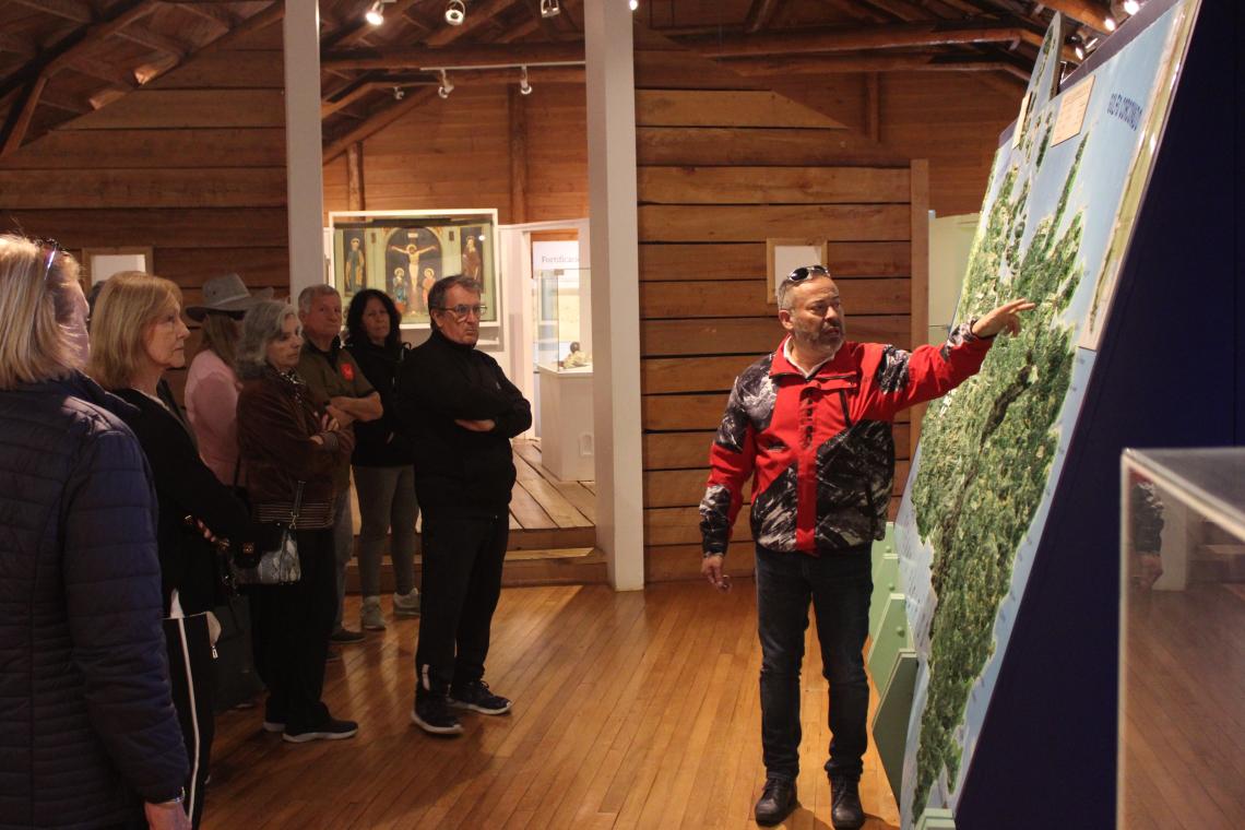 Delegación de turistas visitantando el museo