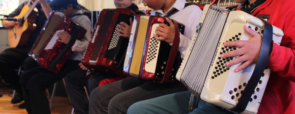 Acordeones interpretados por niños