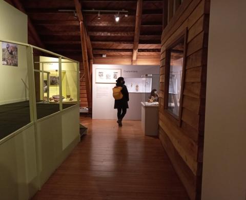 Visitantes recorriendo la Muestra Permanente