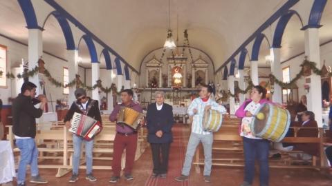 Familia Paichil interpretando pasacalle en la iglesia de Calen