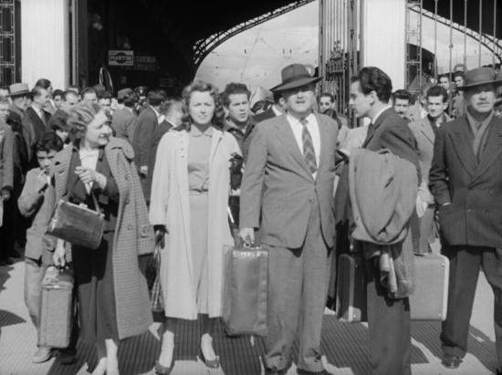 Escena de Un viaje a Santiago. Protagonistas llegando a la capital.