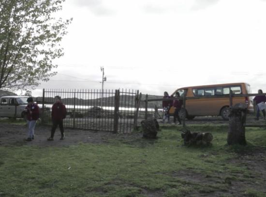Estudiantes llegando a la Escuela Metahue Estudiantes llegando a la Escuela Metahue