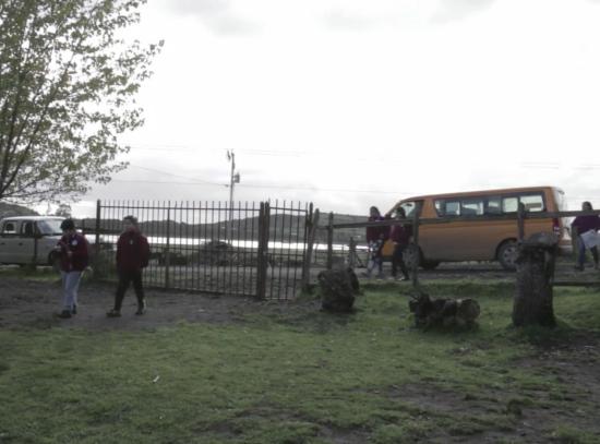 Estudiantes llegando a la Escuela Metahue