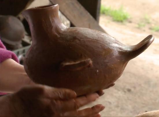 Alfarería es una expresión cultural que permite evidenciar raíces indígenas según observemos el origen de sus diseños y técnicas. Alfarería es una expresión cultural que permite evidenciar raíces indígenas según observemos el origen de sus diseños y técnicas.