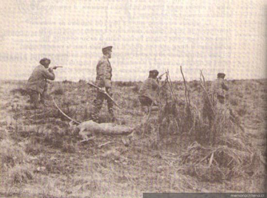 Julius Popper dirigiendo un ataque contra comunidades selk'nam en la llanura de San Sebastián, Tierra del Fuego, 1886. Fuente: Memoria Chilena