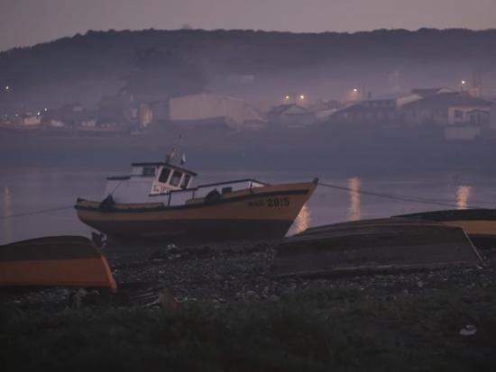 Carelmapu es una localidad relacionada históricamente con Chiloé, y que se destaca por tener un alto número de habitantes dedicados a la pesca y recolección de productos del mar.