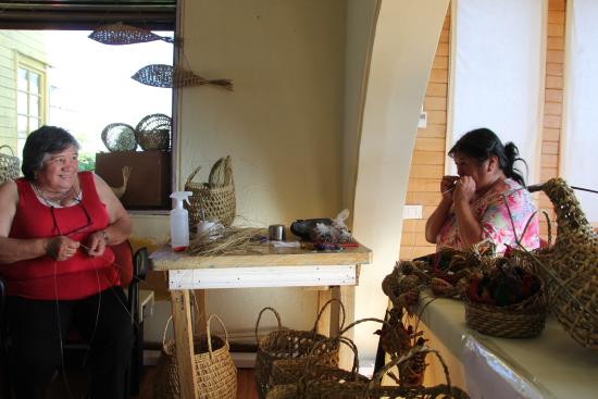 Fedima Soto y Angélica Raimapo, artesanas de Chaiguao (Quellón)